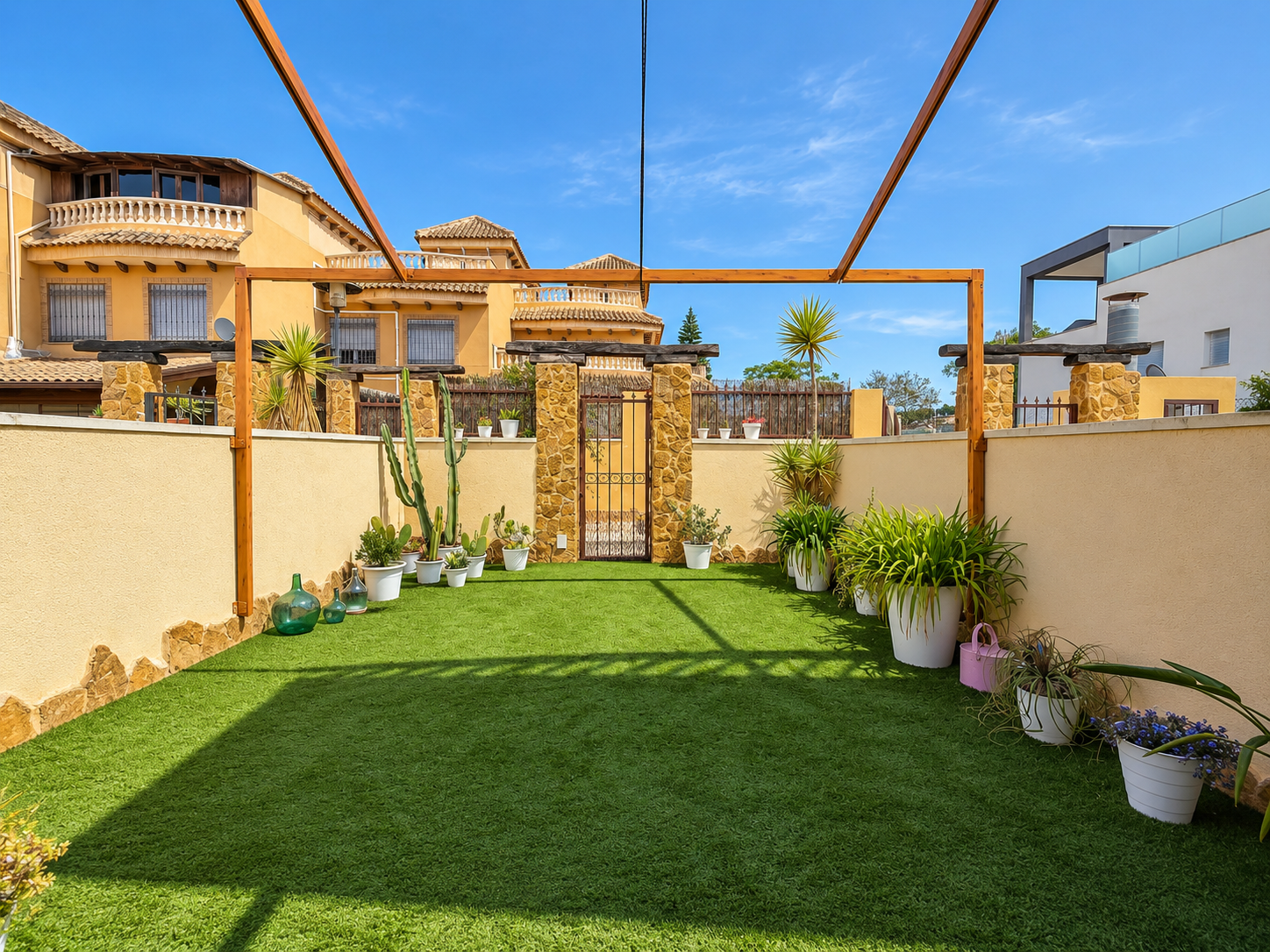 ADOSADO CON SÓTANO, SOLÁRIUM PRIVADO, JARDÍN Y PARKING EN RESIDENCIAL CON PISCINA EN GUARDAMAR