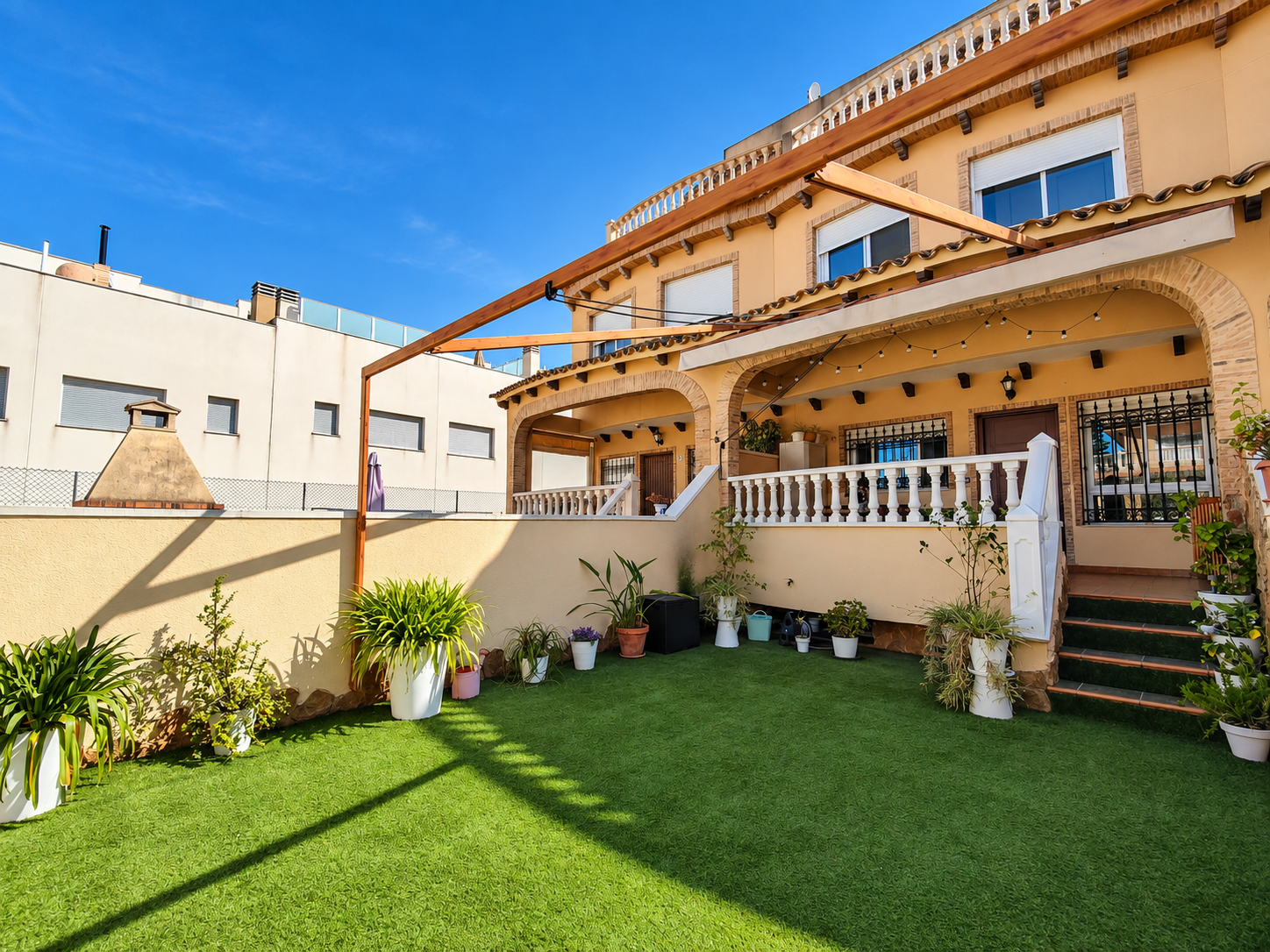 ADOSADO CON SÓTANO, SOLÁRIUM PRIVADO, JARDÍN Y PARKING EN RESIDENCIAL CON PISCINA EN GUARDAMAR