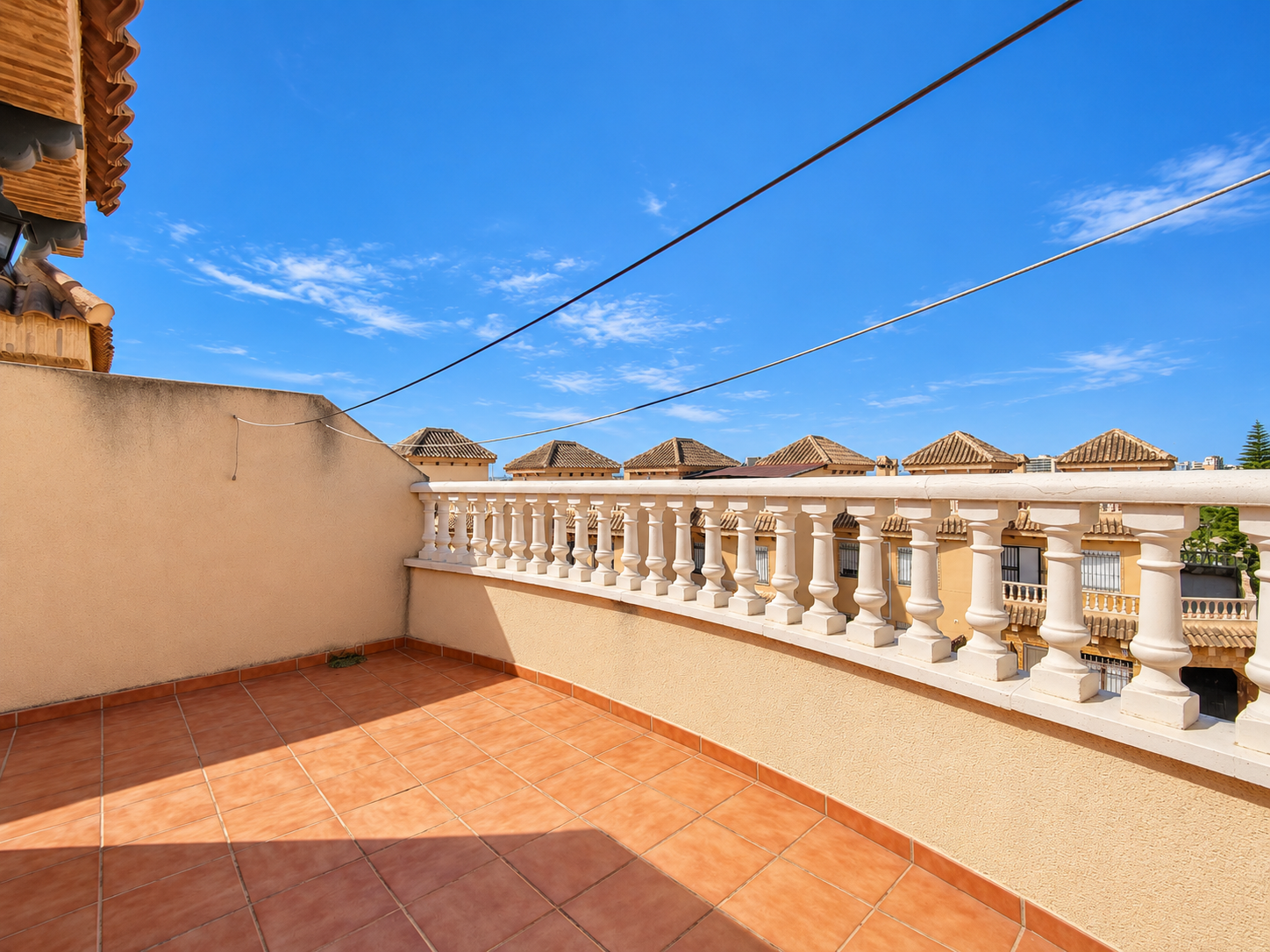 ADOSADO CON SÓTANO, SOLÁRIUM PRIVADO, JARDÍN Y PARKING EN RESIDENCIAL CON PISCINA EN GUARDAMAR