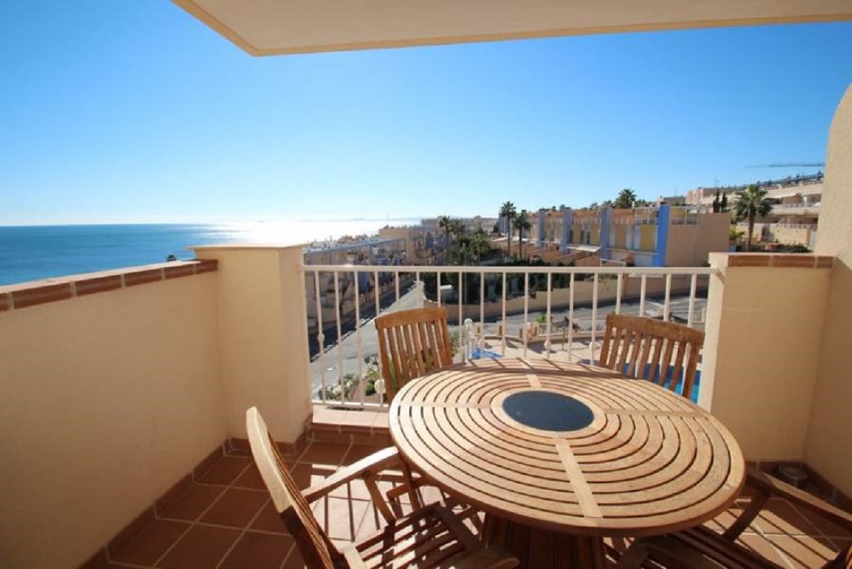 ÁTICO CON SOLÁRIUM PRIVADO DE 112 M², VISTAS AL MAR Y A 200 M DE LA PLAYA EN CAMPOAMOR