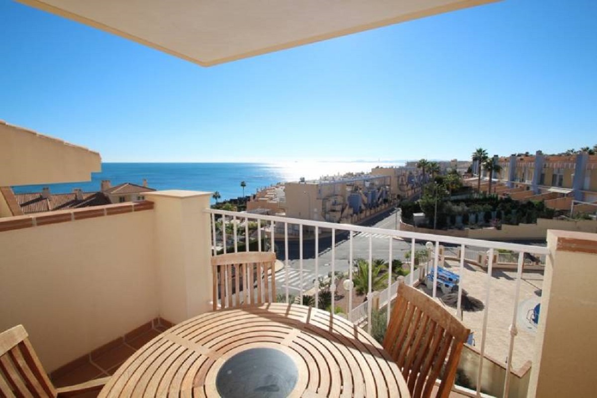 ÁTICO CON SOLÁRIUM PRIVADO DE 112 M², VISTAS AL MAR Y A 200 M DE LA PLAYA EN CAMPOAMOR