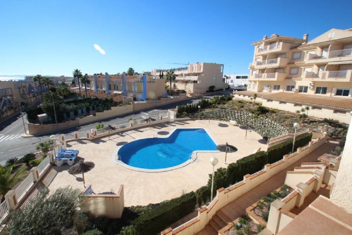 ÁTICO CON SOLÁRIUM PRIVADO DE 112 M², VISTAS AL MAR Y A 200 M DE LA PLAYA EN CAMPOAMOR