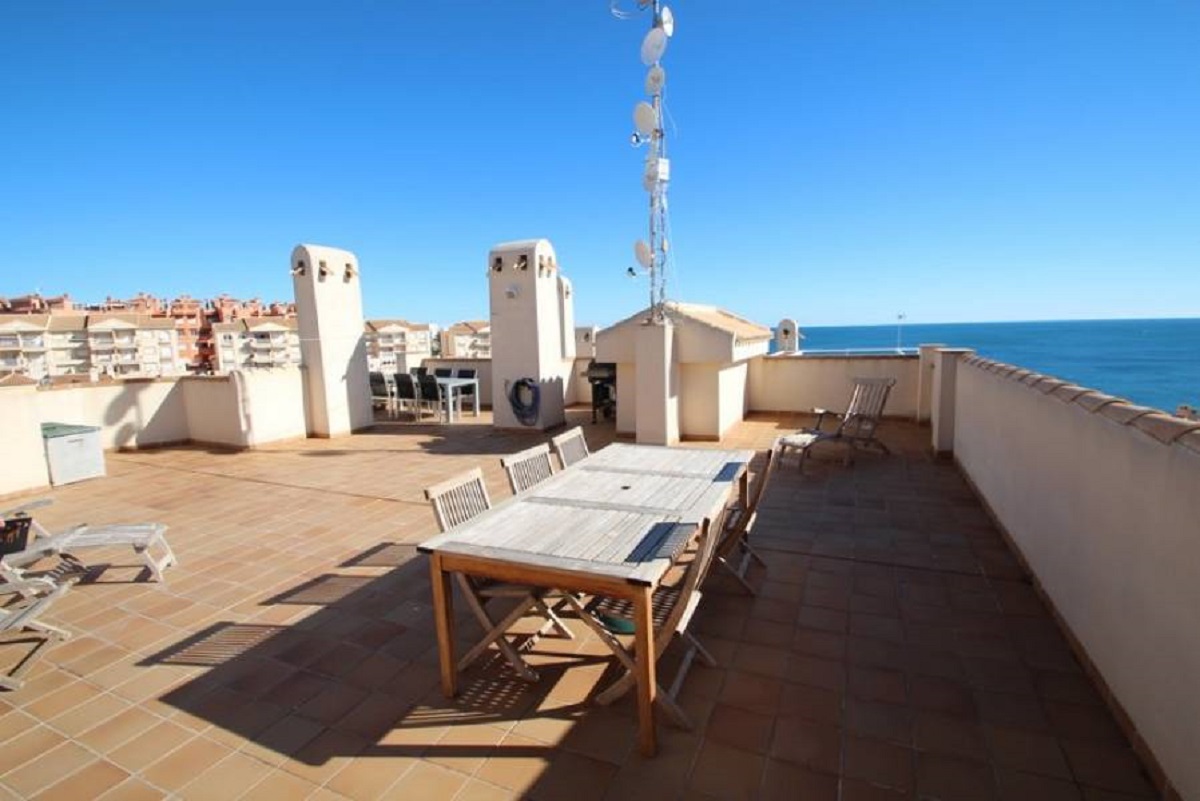 ÁTICO CON SOLÁRIUM PRIVADO DE 112 M², VISTAS AL MAR Y A 200 M DE LA PLAYA EN CAMPOAMOR