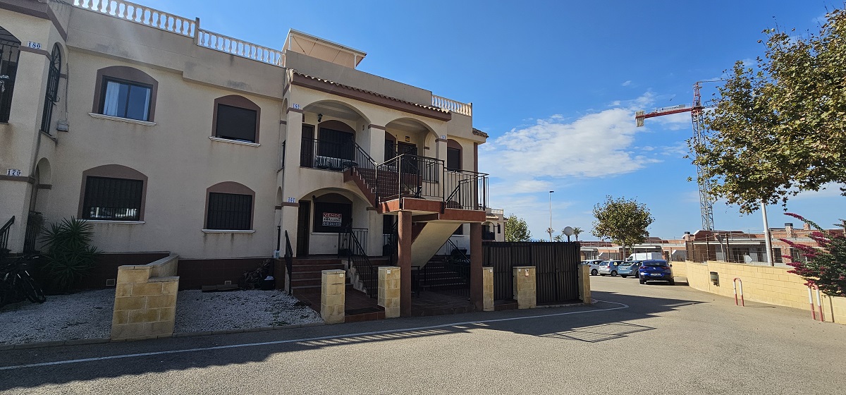 BUNGALOW EN PLANTA BAJA CON JARDÍN PRIVADO Y AMPLIOS ESPACIOS EXTERIORES