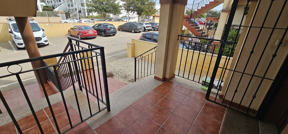BUNGALOW EN PLANTA BAJA CON JARDÍN PRIVADO Y AMPLIOS ESPACIOS EXTERIORES