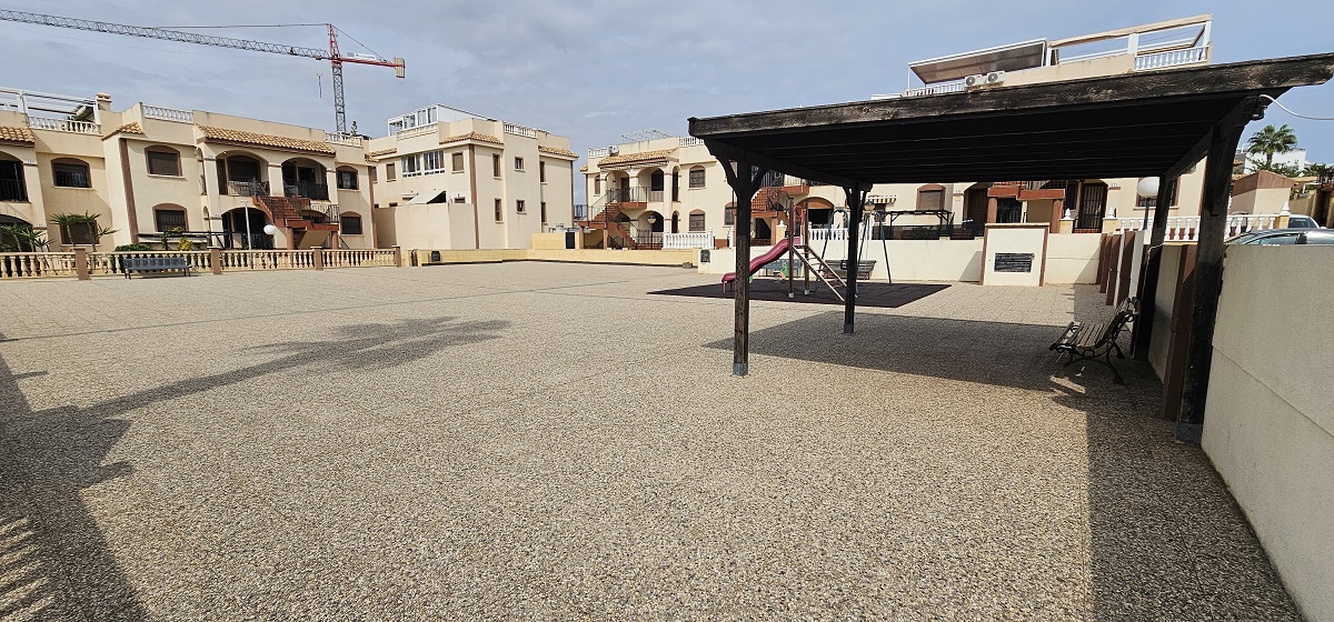BUNGALOW EN PLANTA BAJA CON JARDÍN PRIVADO Y AMPLIOS ESPACIOS EXTERIORES