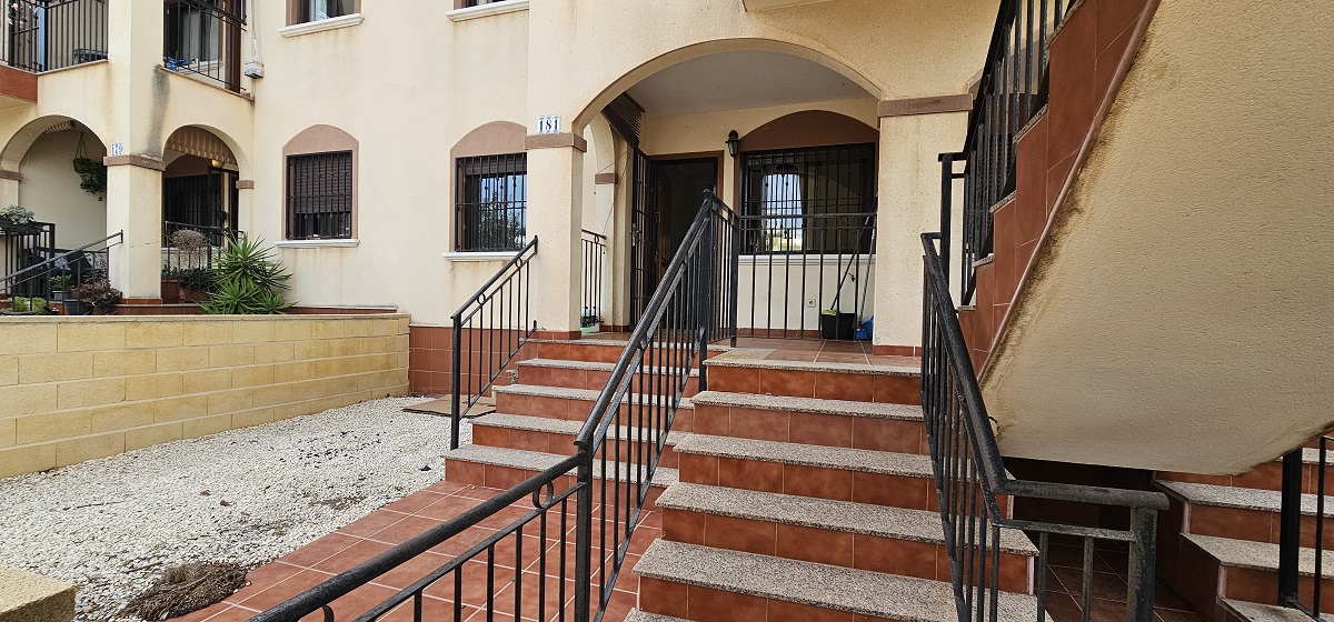 BUNGALOW EN PLANTA BAJA CON JARDÍN PRIVADO Y AMPLIOS ESPACIOS EXTERIORES