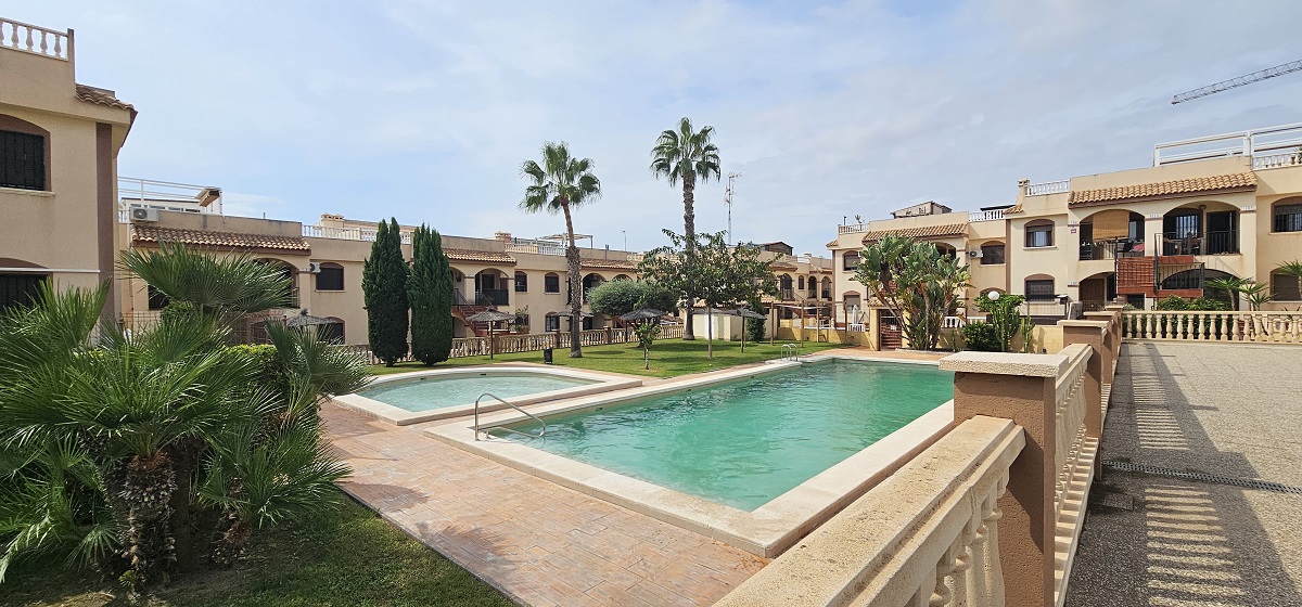 BUNGALOW EN PLANTA BAJA CON JARDÍN PRIVADO Y AMPLIOS ESPACIOS EXTERIORES