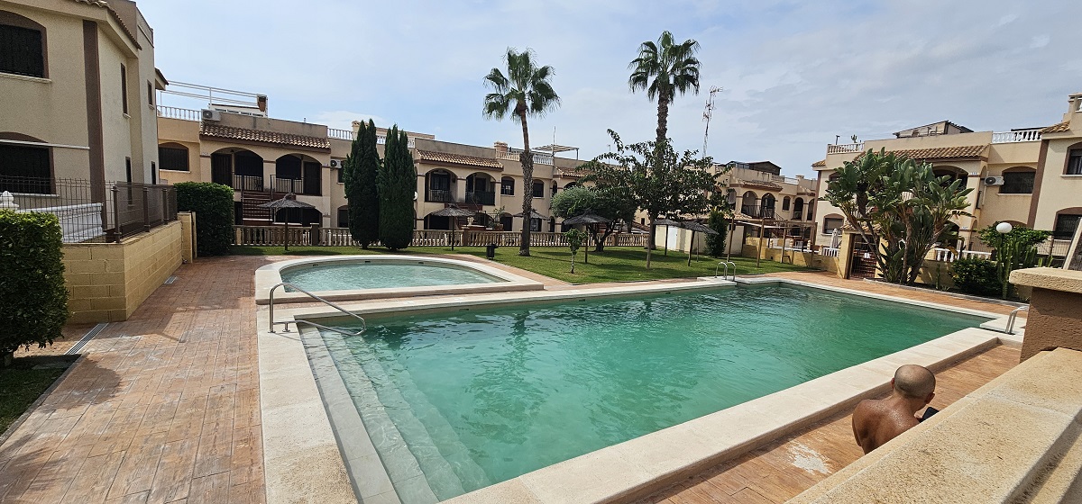 BUNGALOW EN PLANTA BAJA CON JARDÍN PRIVADO Y AMPLIOS ESPACIOS EXTERIORES