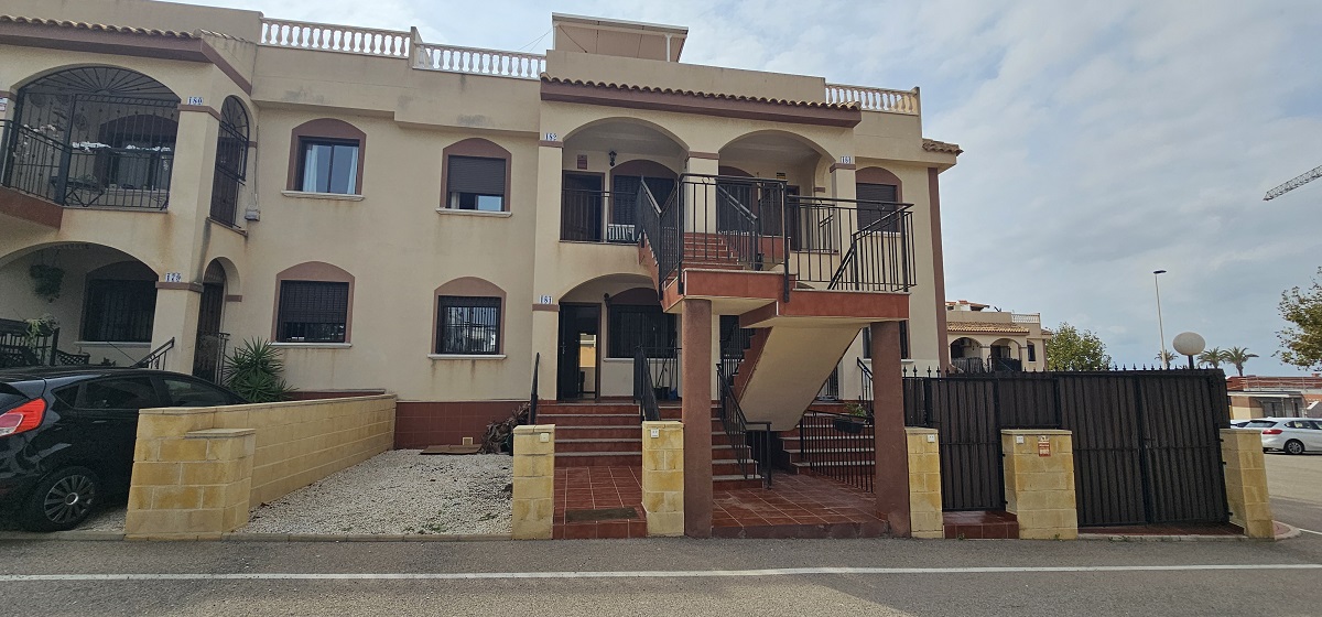 BUNGALOW EN PLANTA BAJA CON JARDÍN PRIVADO Y AMPLIOS ESPACIOS EXTERIORES