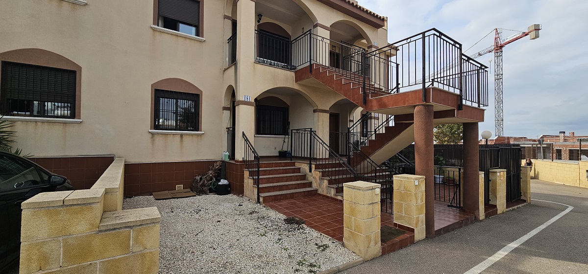 BUNGALOW EN PLANTA BAJA CON JARDÍN PRIVADO Y AMPLIOS ESPACIOS EXTERIORES