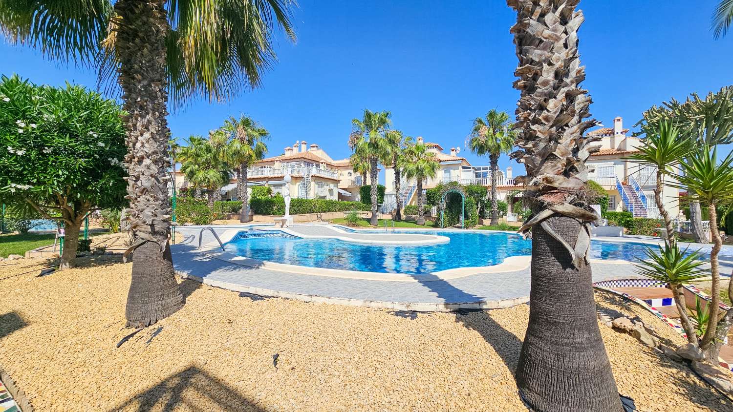 BUNGALOW CON VISTAS AL MAR, TERRAZA Y LICENCIA TURÍSTICA EN LOS ALTOS, TORREVIEJA