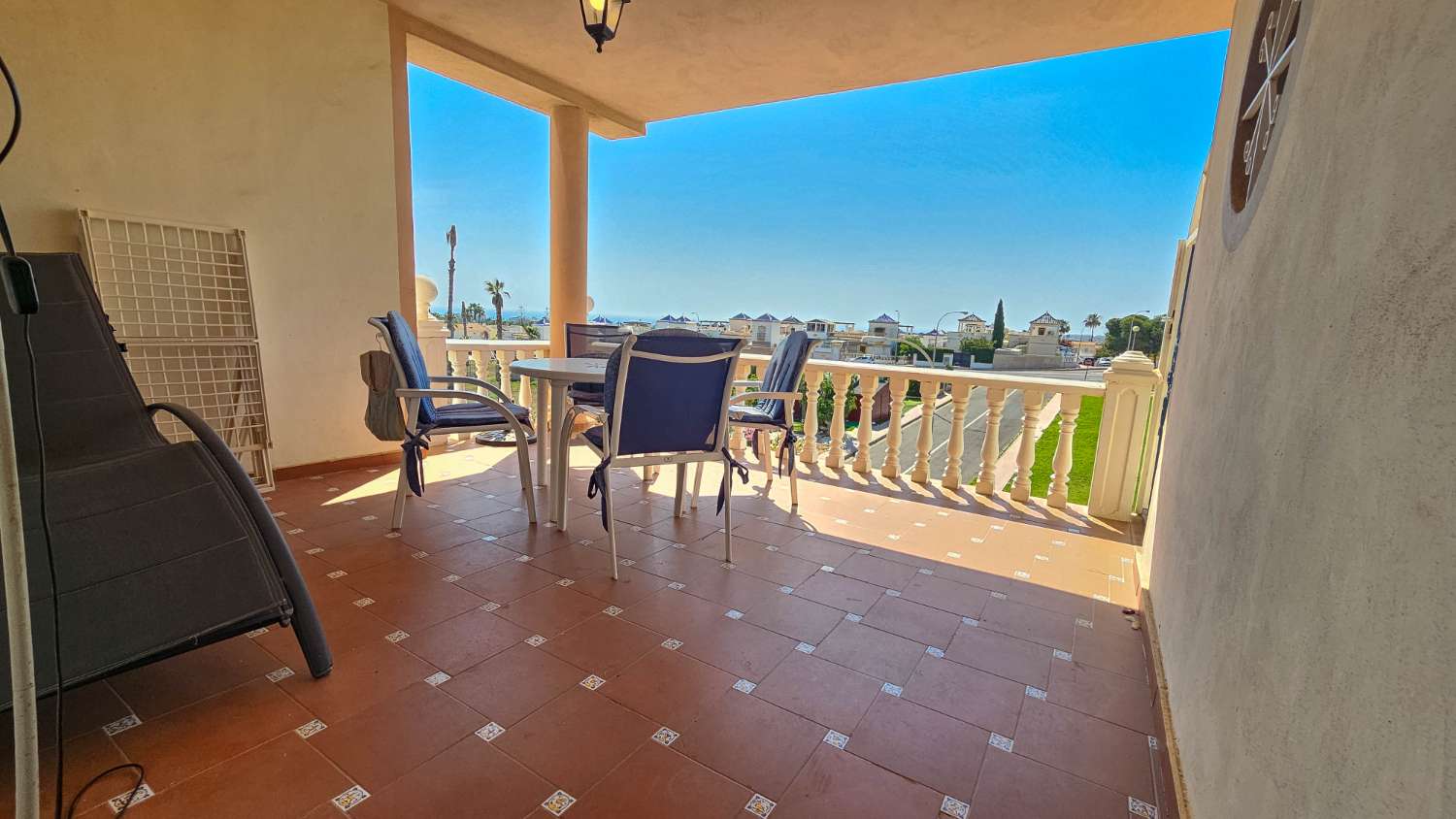 BUNGALOW CON VISTAS AL MAR, TERRAZA Y LICENCIA TURÍSTICA EN LOS ALTOS, TORREVIEJA
