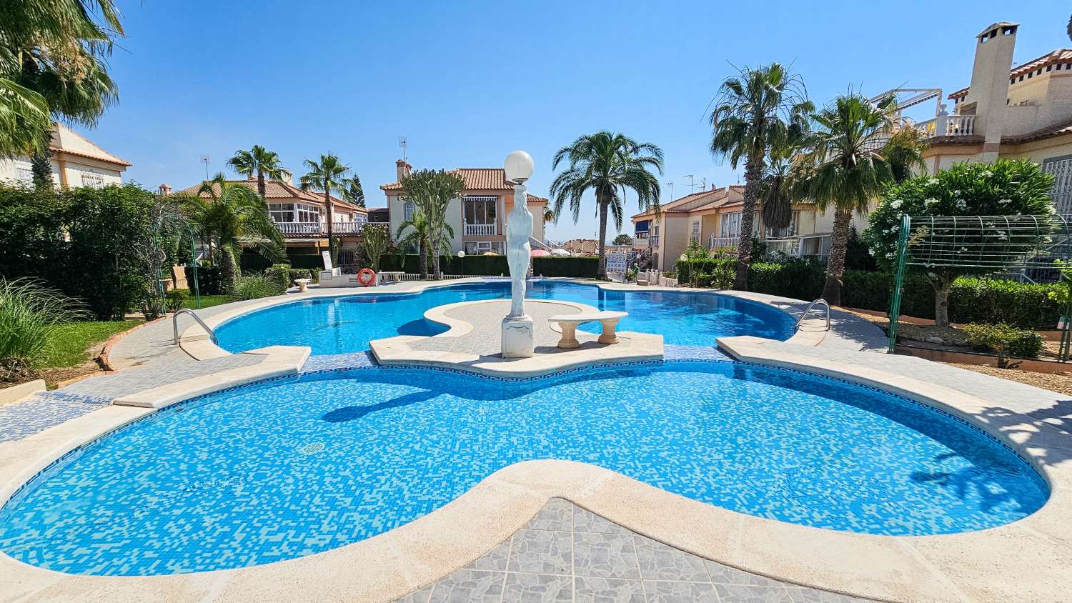 BUNGALOW CON VISTAS AL MAR, TERRAZA Y LICENCIA TURÍSTICA EN LOS ALTOS, TORREVIEJA