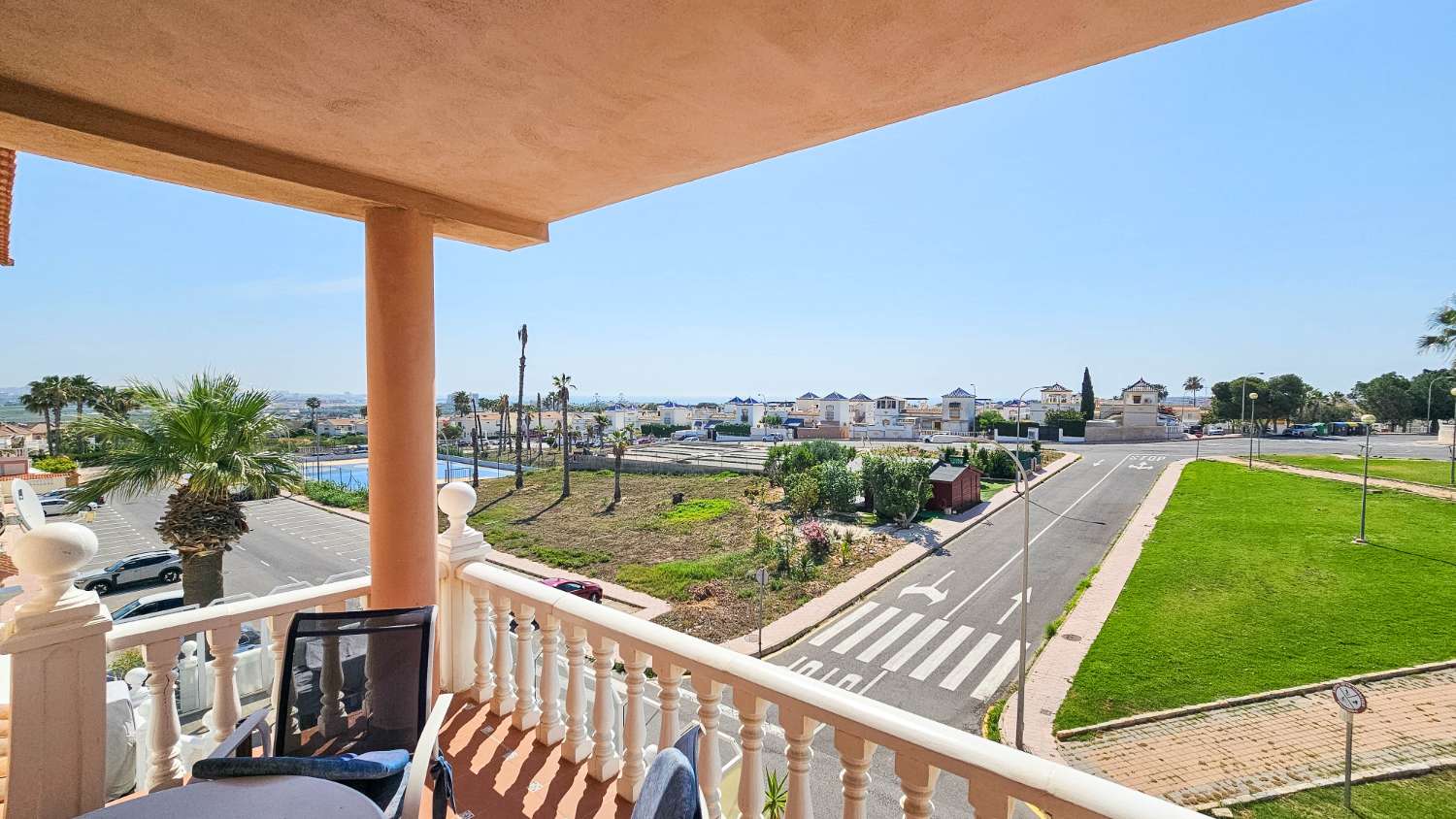 BUNGALOW CON VISTAS AL MAR, TERRAZA Y LICENCIA TURÍSTICA EN LOS ALTOS, TORREVIEJA
