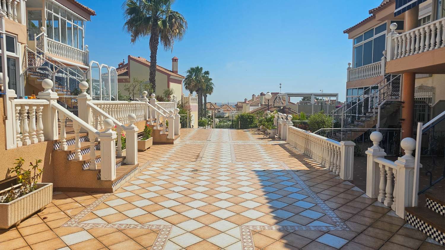 BUNGALOW CON VISTAS AL MAR, TERRAZA Y LICENCIA TURÍSTICA EN LOS ALTOS, TORREVIEJA