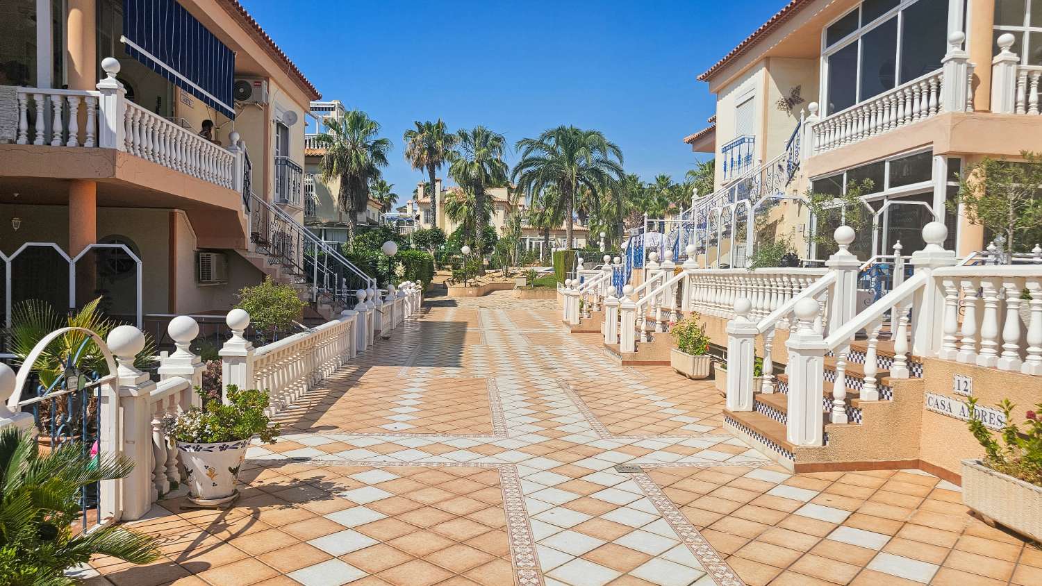 BUNGALOW CON VISTAS AL MAR, TERRAZA Y LICENCIA TURÍSTICA EN LOS ALTOS, TORREVIEJA