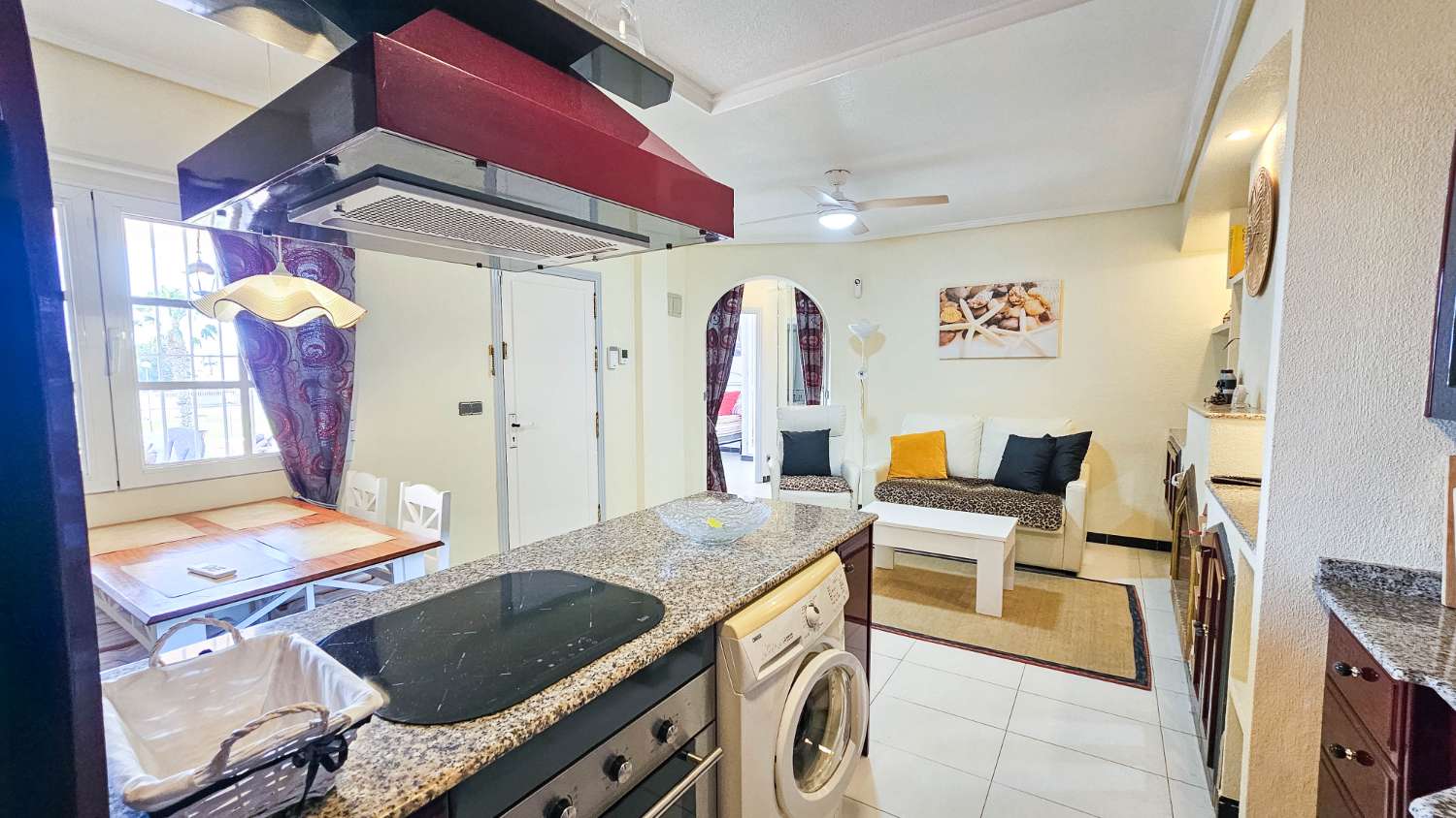 BUNGALOW CON VISTAS AL MAR, TERRAZA Y LICENCIA TURÍSTICA EN LOS ALTOS, TORREVIEJA