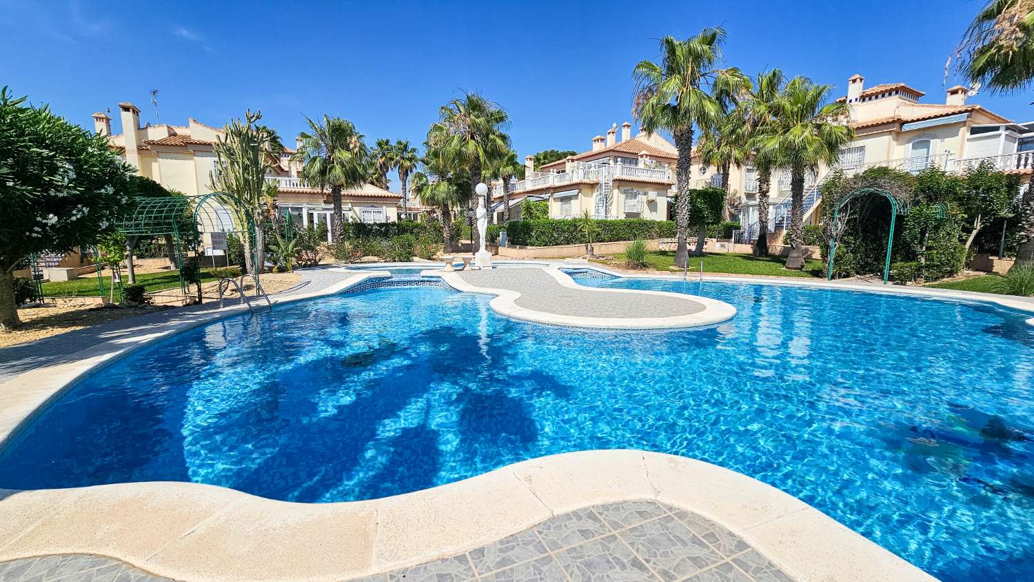 BUNGALOW CON VISTAS AL MAR, TERRAZA Y LICENCIA TURÍSTICA EN LOS ALTOS, TORREVIEJA