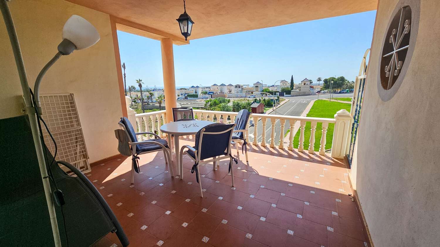 BUNGALOW CON VISTAS AL MAR, TERRAZA Y LICENCIA TURÍSTICA EN LOS ALTOS, TORREVIEJA