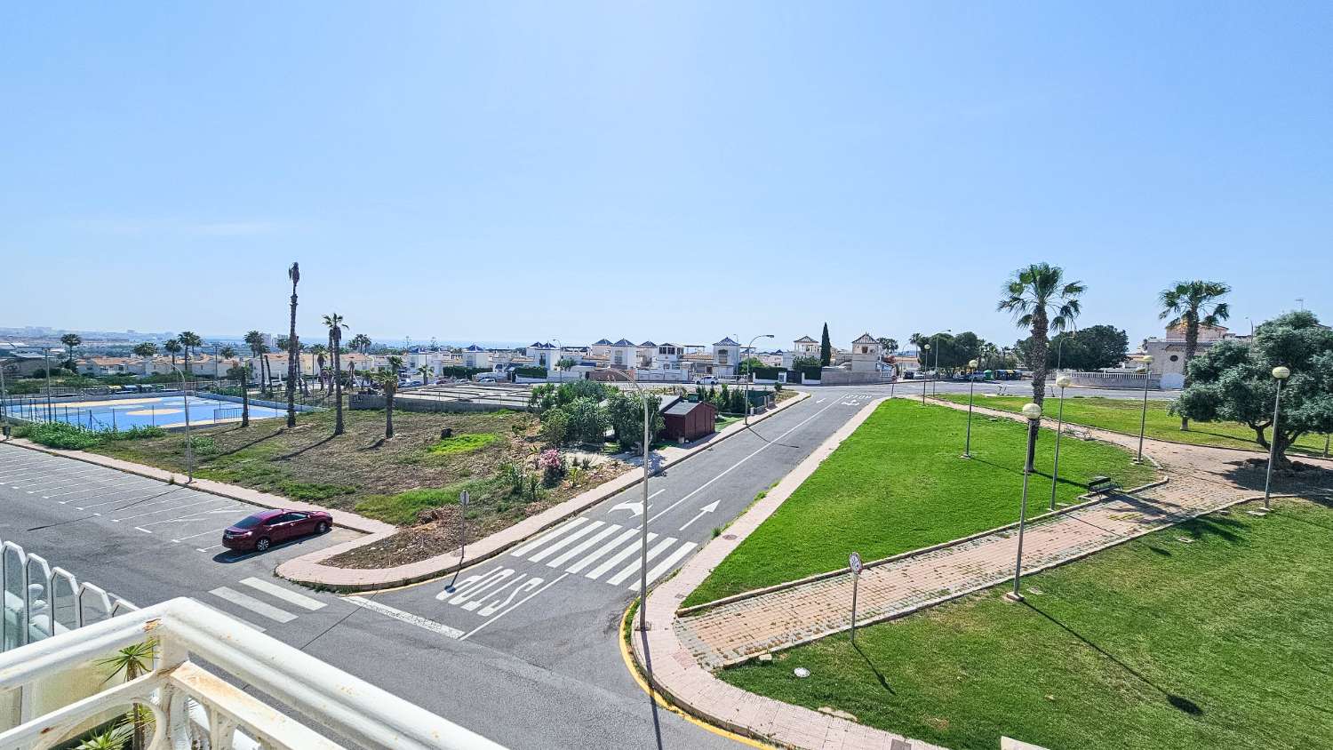 BUNGALOW CON VISTAS AL MAR, TERRAZA Y LICENCIA TURÍSTICA EN LOS ALTOS, TORREVIEJA