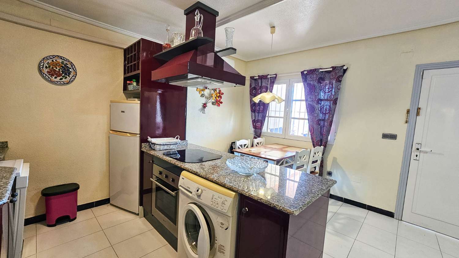 BUNGALOW CON VISTAS AL MAR, TERRAZA Y LICENCIA TURÍSTICA EN LOS ALTOS, TORREVIEJA