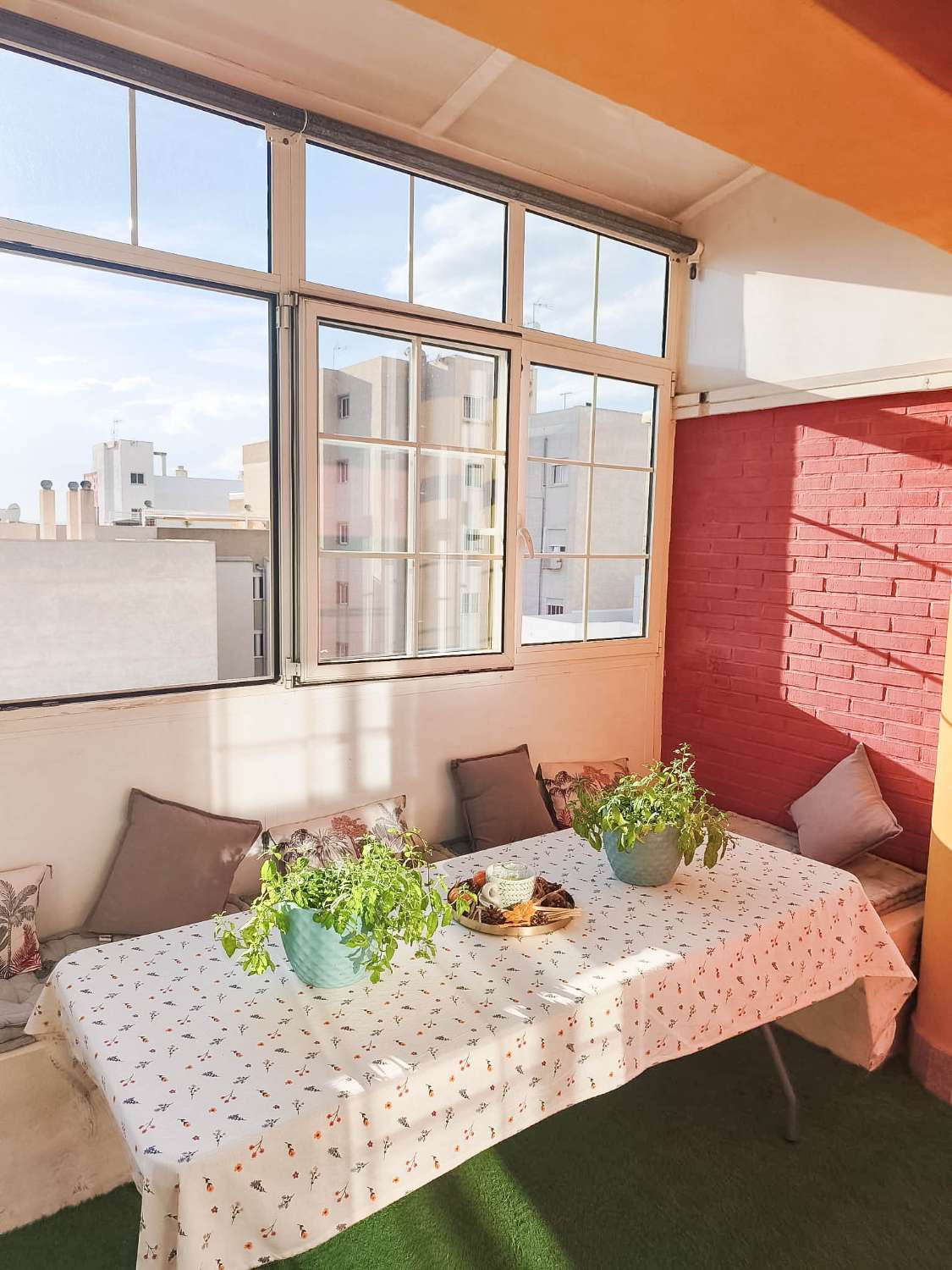 ÁTICO EN EL CENTRO DE TORREVIEJA CON TERRAZA, BARBACOA Y GARAJE OPCIONAL, CERCA DEL MAR