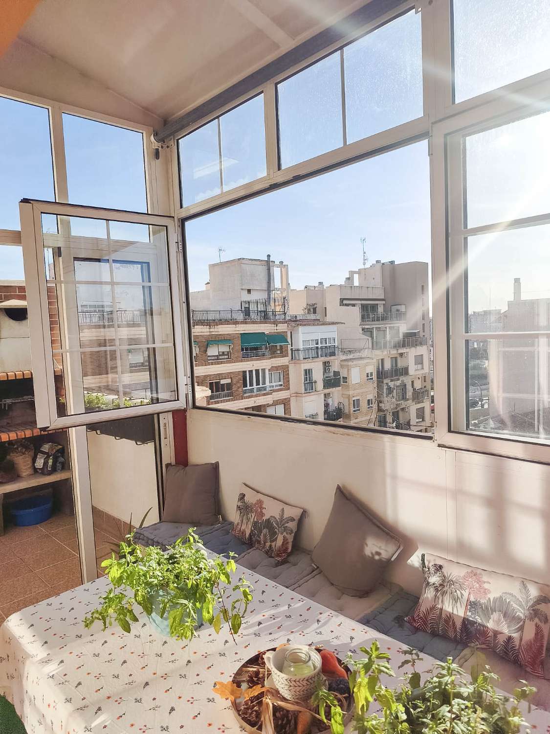 ÁTICO EN EL CENTRO DE TORREVIEJA CON TERRAZA, BARBACOA Y GARAJE OPCIONAL, CERCA DEL MAR