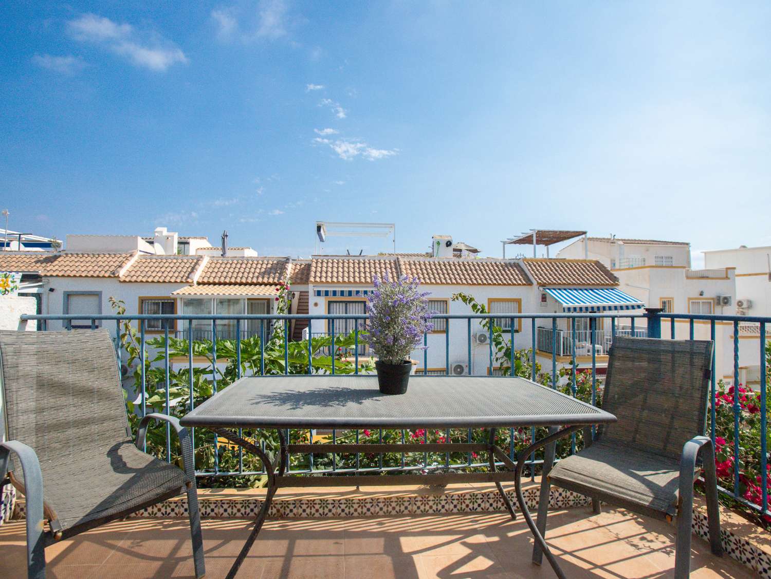 BUNGALOW EN PLANTA ALTA CON SOLÁRIUM PRIVADO, VISTAS AL MAR Y PISCINA COMUNITARIA EN LA FLORIDA