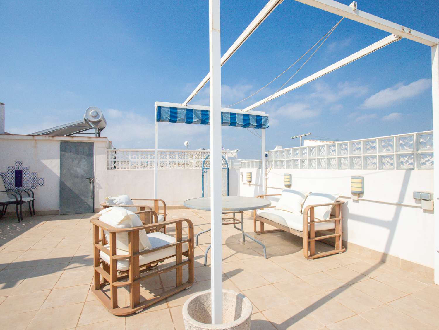 BUNGALOW EN PLANTA ALTA CON SOLÁRIUM PRIVADO, VISTAS AL MAR Y PISCINA COMUNITARIA EN LA FLORIDA