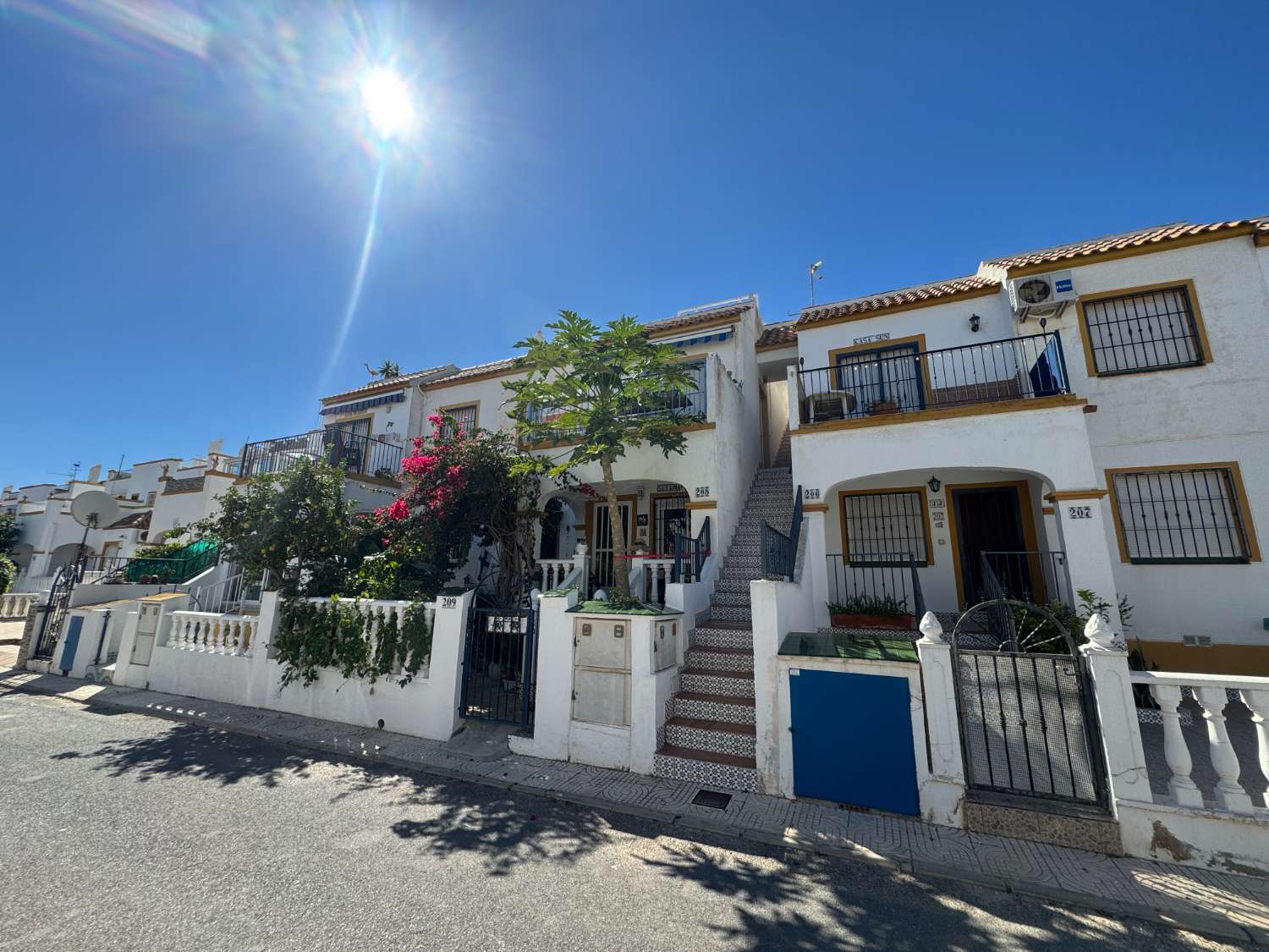 BUNGALOW EN PLANTA ALTA CON SOLÁRIUM PRIVADO, VISTAS AL MAR Y PISCINA COMUNITARIA EN LA FLORIDA