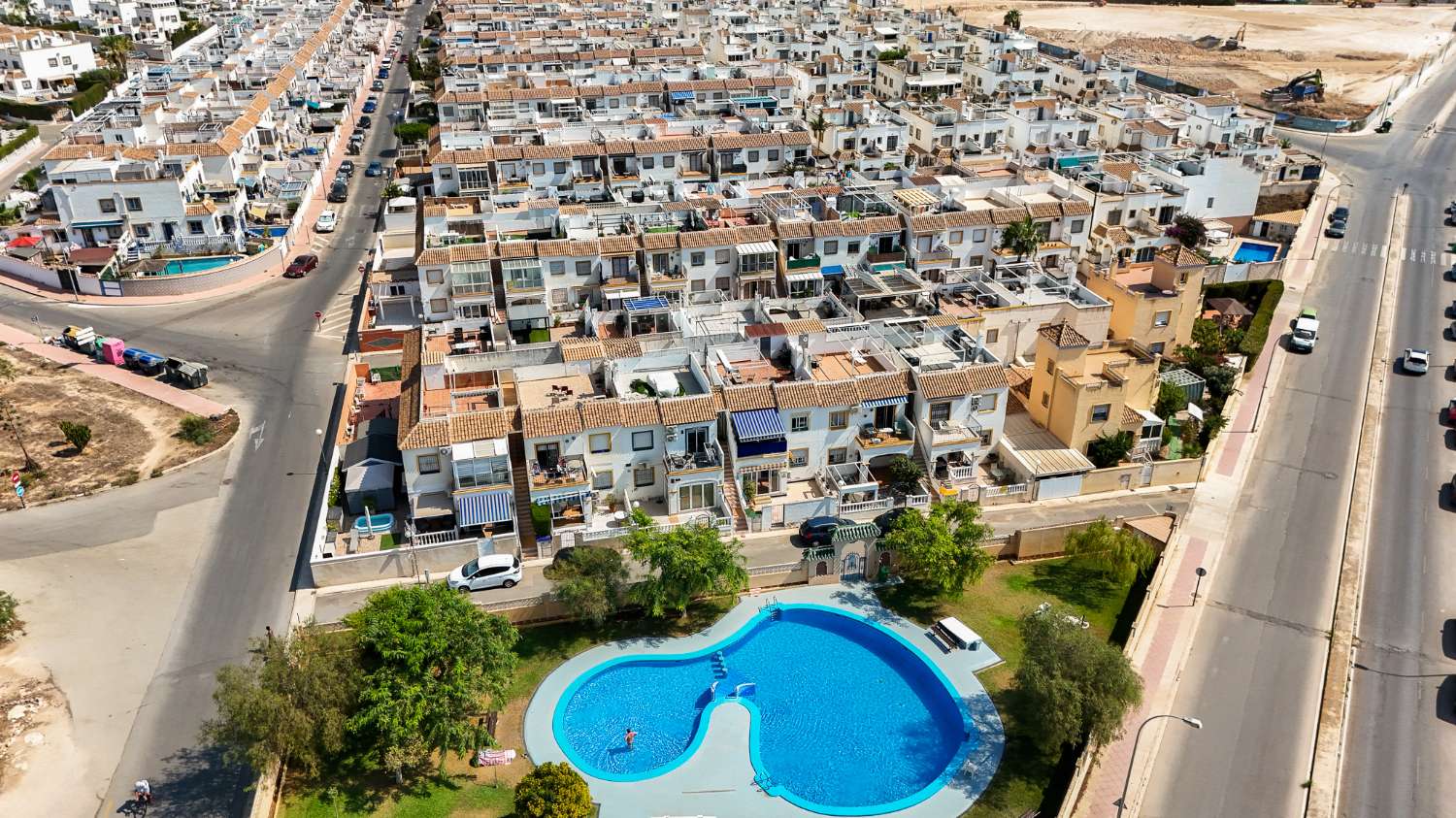BUNGALOW EN PLANTA ALTA CON SOLÁRIUM PRIVADO, VISTAS AL MAR Y PISCINA COMUNITARIA EN LA FLORIDA