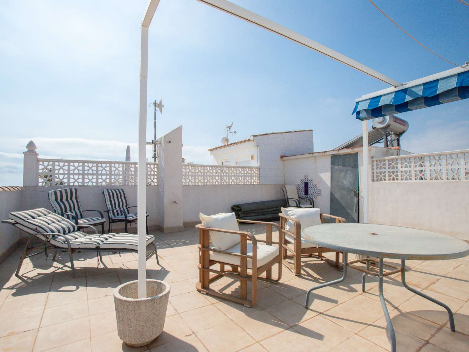 BUNGALOW EN PLANTA ALTA CON SOLÁRIUM PRIVADO, VISTAS AL MAR Y PISCINA COMUNITARIA EN LA FLORIDA