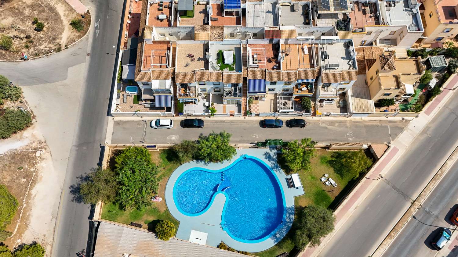 BUNGALOW EN PLANTA ALTA CON SOLÁRIUM PRIVADO, VISTAS AL MAR Y PISCINA COMUNITARIA EN LA FLORIDA