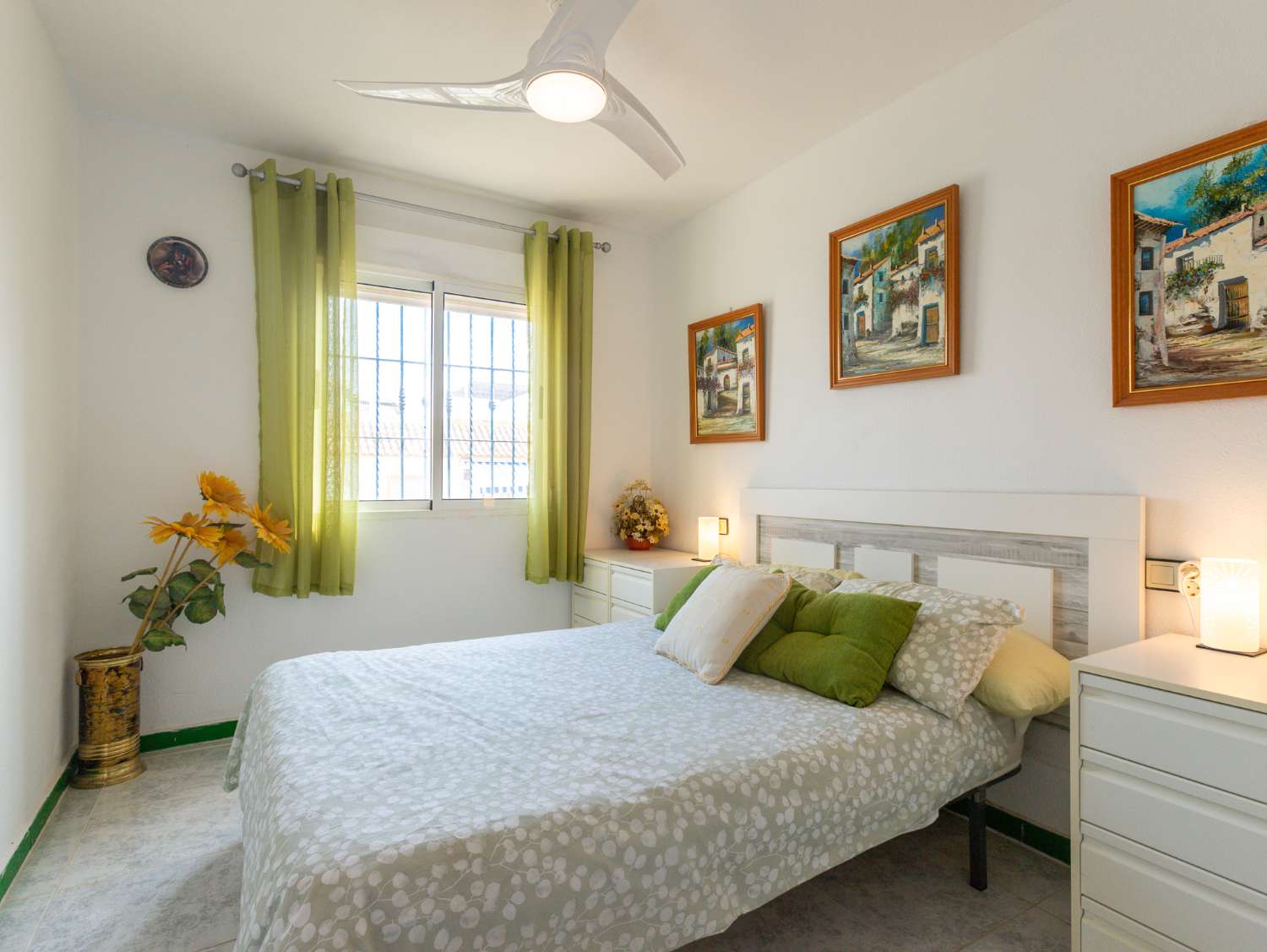 BUNGALOW EN PLANTA ALTA CON SOLÁRIUM PRIVADO, VISTAS AL MAR Y PISCINA COMUNITARIA EN LA FLORIDA
