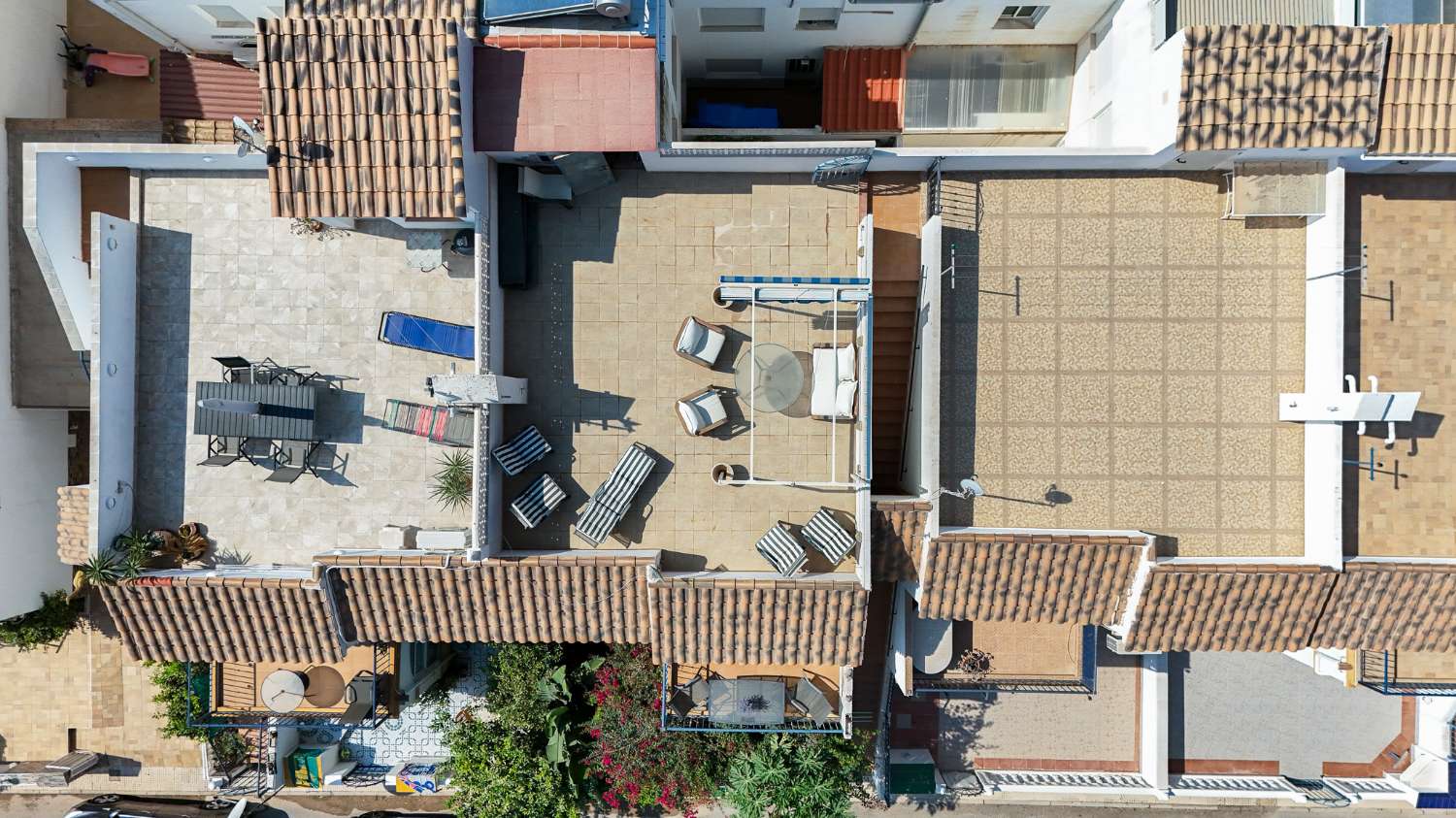 BUNGALOW EN PLANTA ALTA CON SOLÁRIUM PRIVADO, VISTAS AL MAR Y PISCINA COMUNITARIA EN LA FLORIDA
