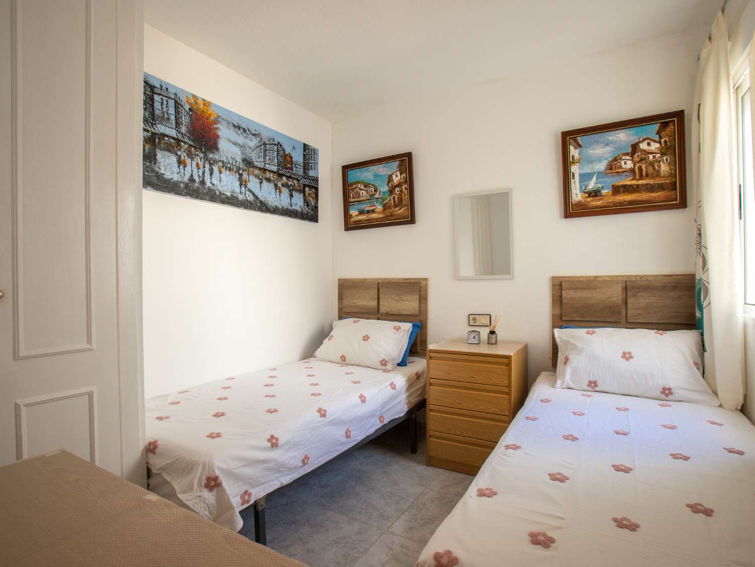 BUNGALOW EN PLANTA ALTA CON SOLÁRIUM PRIVADO, VISTAS AL MAR Y PISCINA COMUNITARIA EN LA FLORIDA