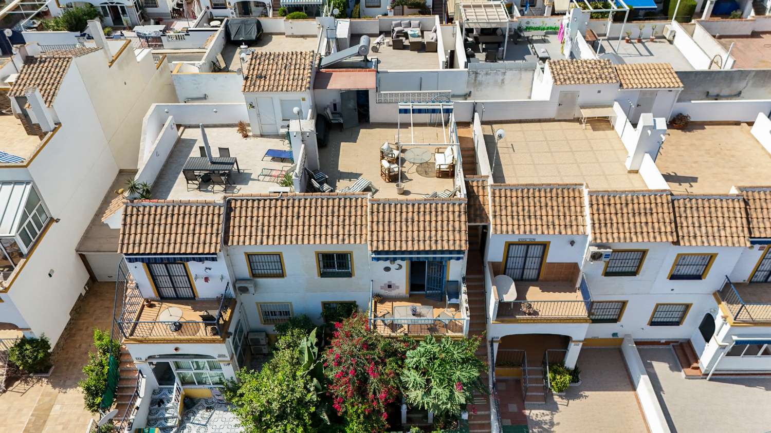 BUNGALOW EN PLANTA ALTA CON SOLÁRIUM PRIVADO, VISTAS AL MAR Y PISCINA COMUNITARIA EN LA FLORIDA