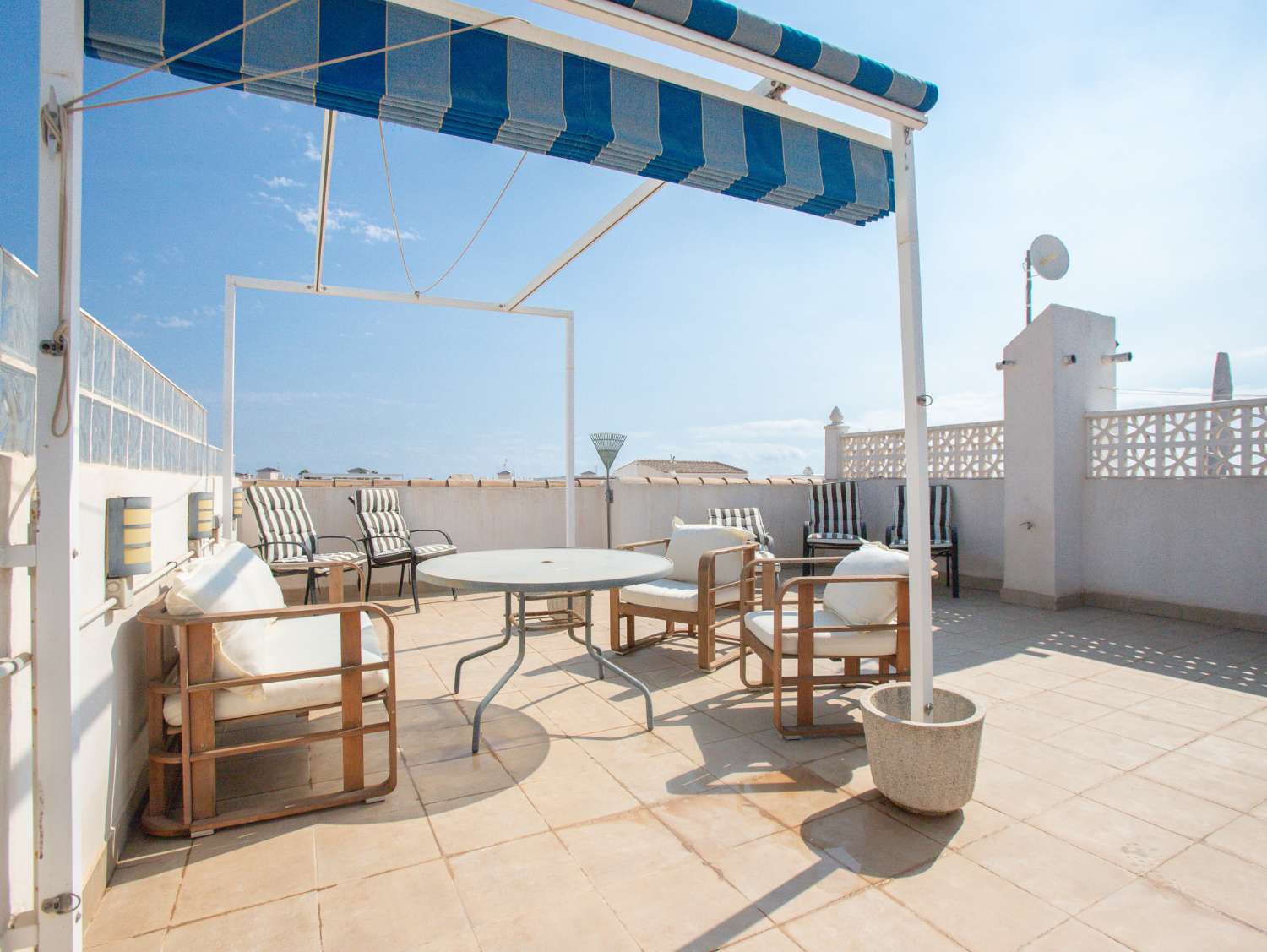 BUNGALOW EN PLANTA ALTA CON SOLÁRIUM PRIVADO, VISTAS AL MAR Y PISCINA COMUNITARIA EN LA FLORIDA