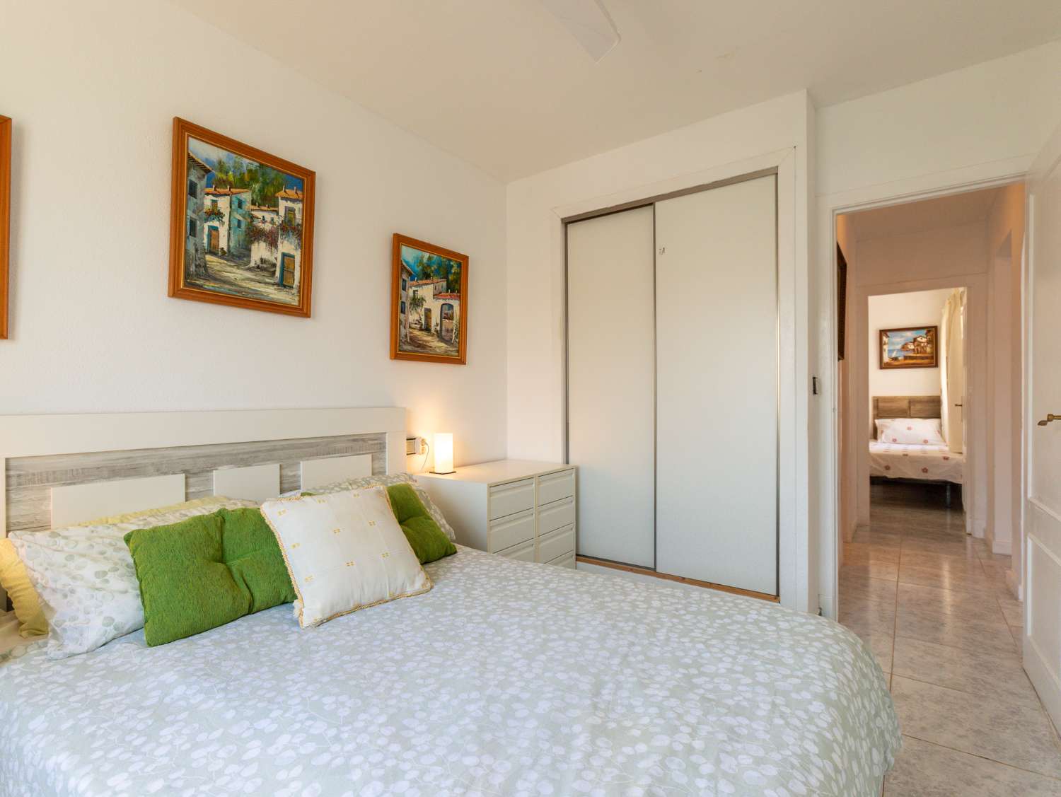 BUNGALOW EN PLANTA ALTA CON SOLÁRIUM PRIVADO, VISTAS AL MAR Y PISCINA COMUNITARIA EN LA FLORIDA