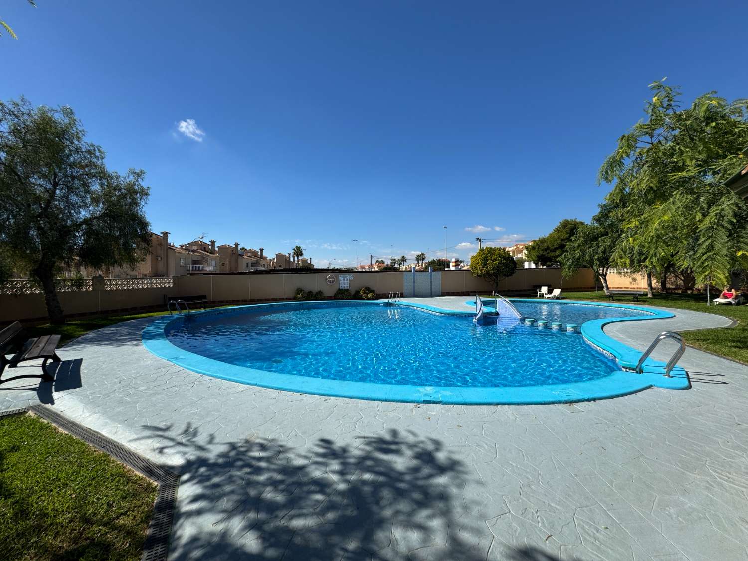 BUNGALOW EN PLANTA ALTA CON SOLÁRIUM PRIVADO, VISTAS AL MAR Y PISCINA COMUNITARIA EN LA FLORIDA