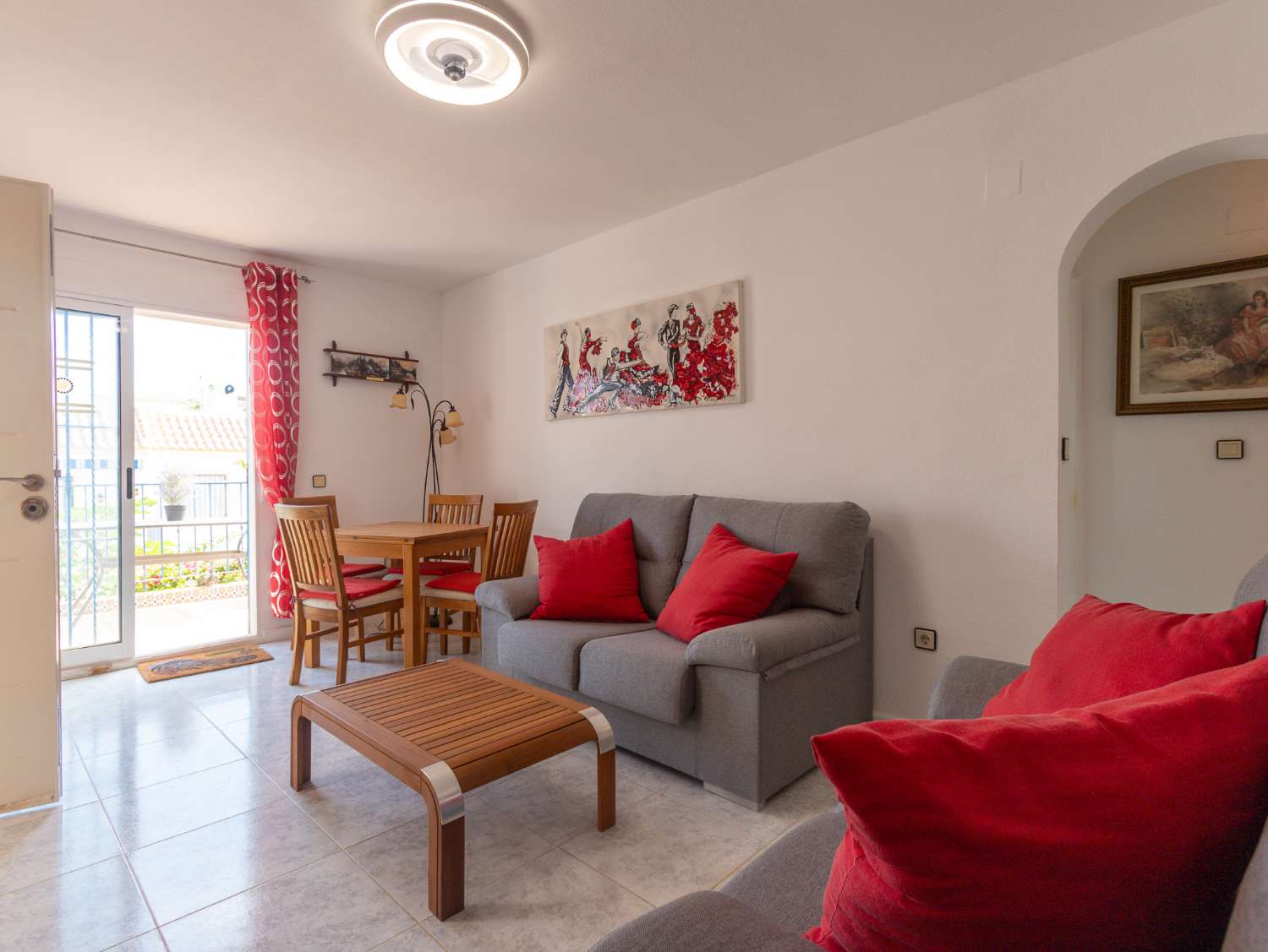 BUNGALOW EN PLANTA ALTA CON SOLÁRIUM PRIVADO, VISTAS AL MAR Y PISCINA COMUNITARIA EN LA FLORIDA