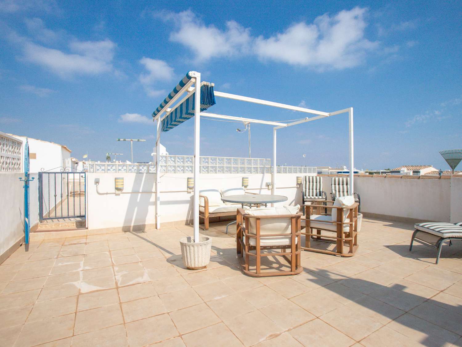 BUNGALOW EN PLANTA ALTA CON SOLÁRIUM PRIVADO, VISTAS AL MAR Y PISCINA COMUNITARIA EN LA FLORIDA