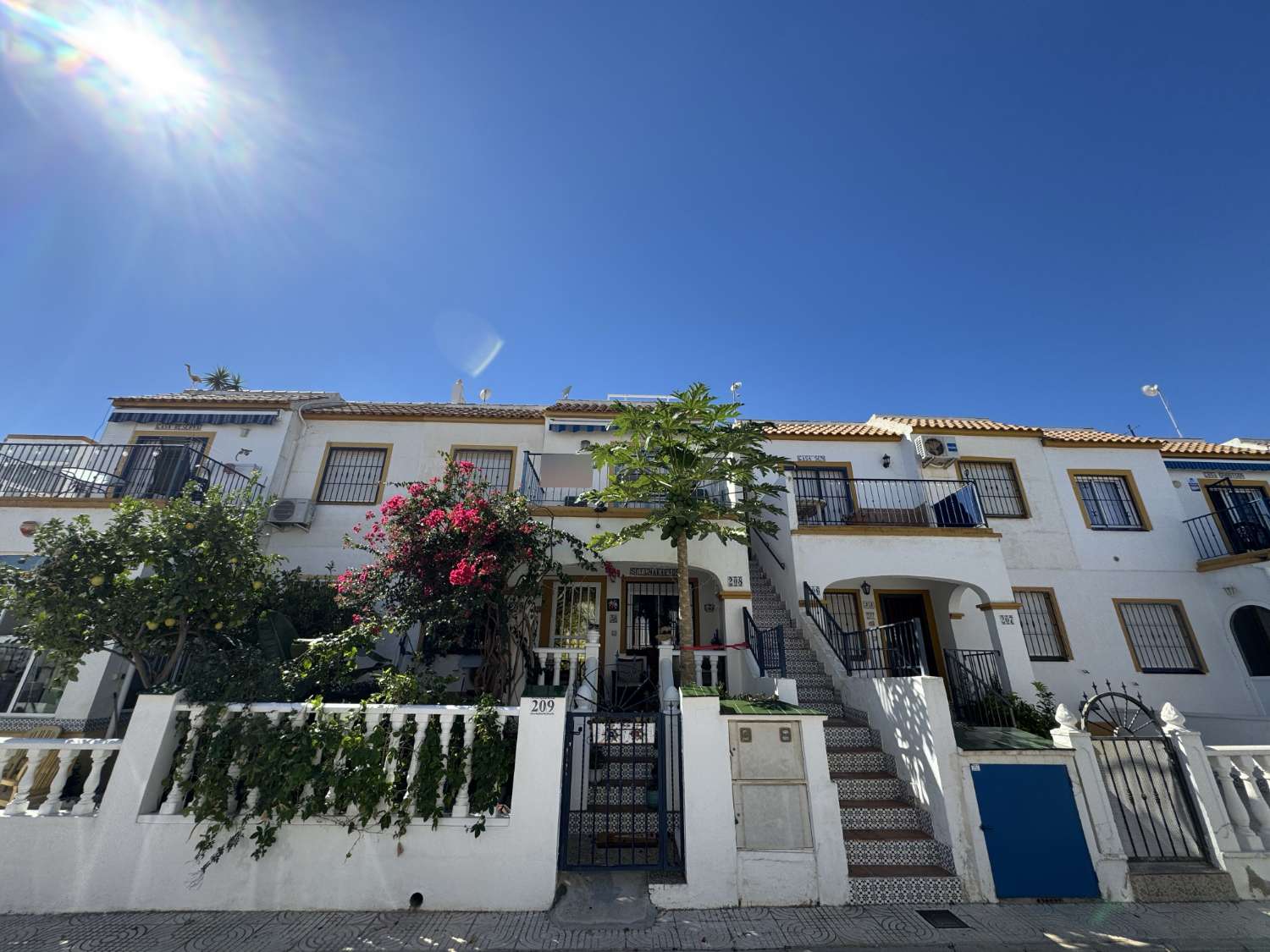 BUNGALOW EN PLANTA ALTA CON SOLÁRIUM PRIVADO, VISTAS AL MAR Y PISCINA COMUNITARIA EN LA FLORIDA