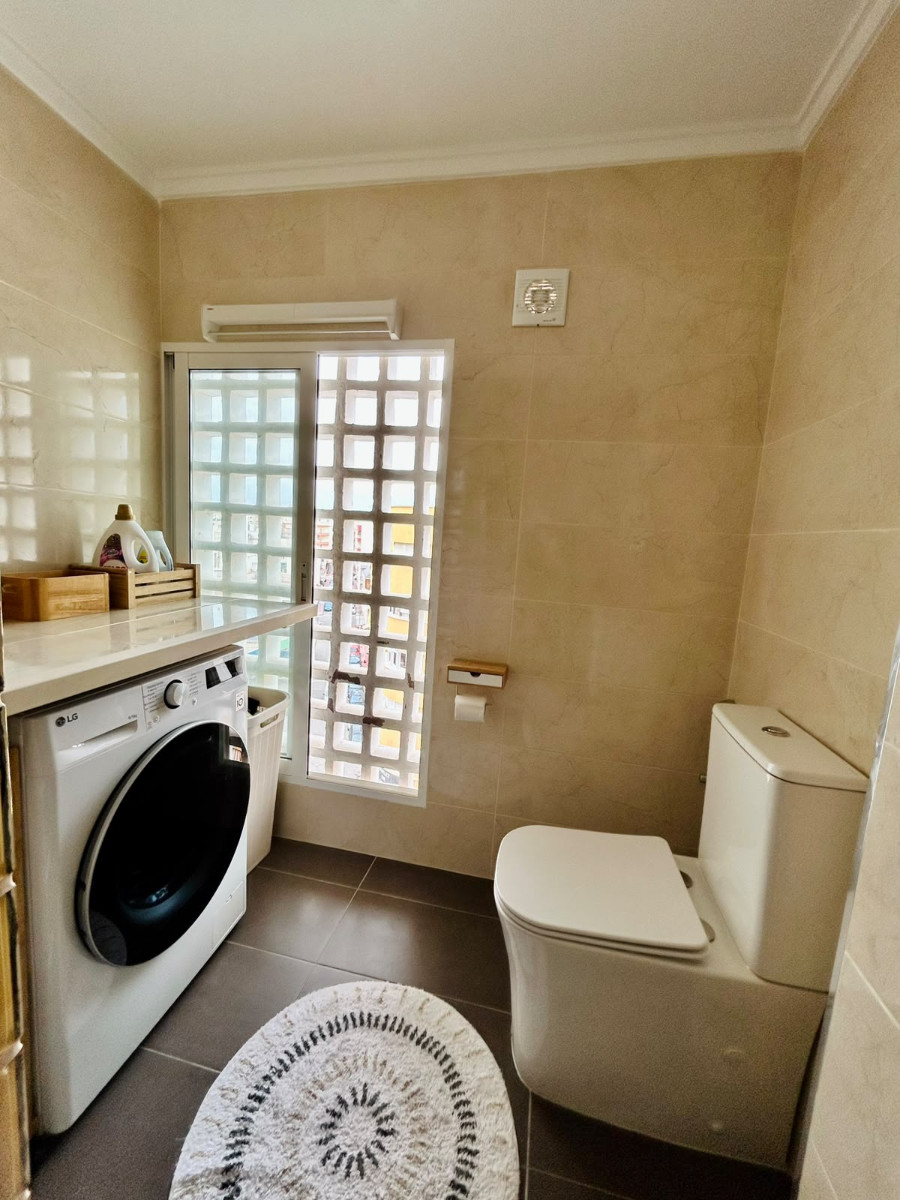 APARTAMENTO REFORMADO EN PRIMERA LÍNEA FRENTE AL PUERTO DEPORTIVO Y LA PLAYA