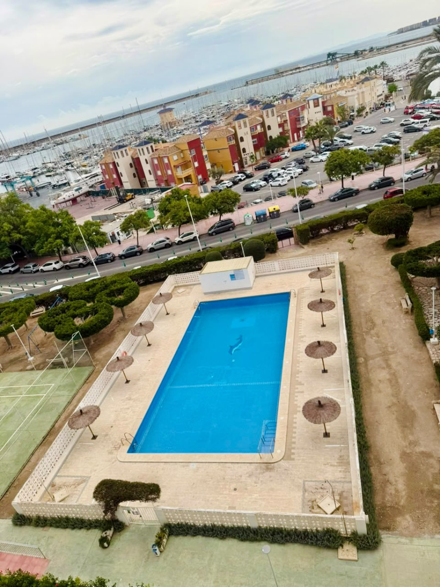 APARTAMENTO REFORMADO EN PRIMERA LÍNEA FRENTE AL PUERTO DEPORTIVO Y LA PLAYA
