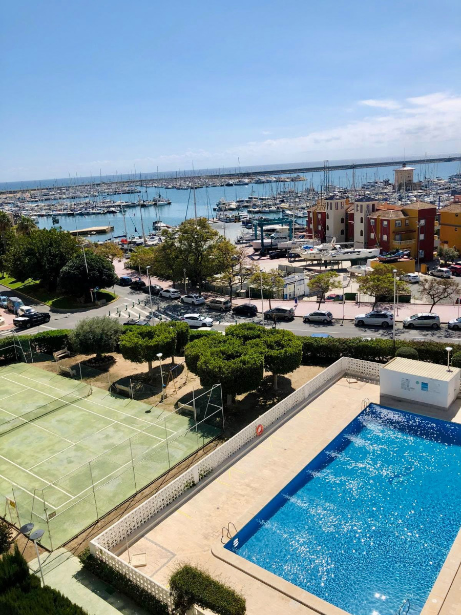 APARTAMENTO REFORMADO EN PRIMERA LÍNEA FRENTE AL PUERTO DEPORTIVO Y LA PLAYA
