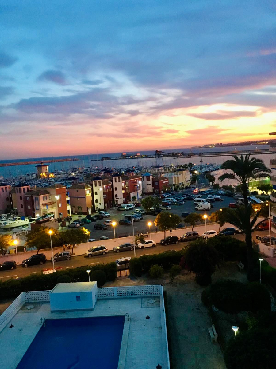 APARTAMENTO REFORMADO EN PRIMERA LÍNEA FRENTE AL PUERTO DEPORTIVO Y LA PLAYA