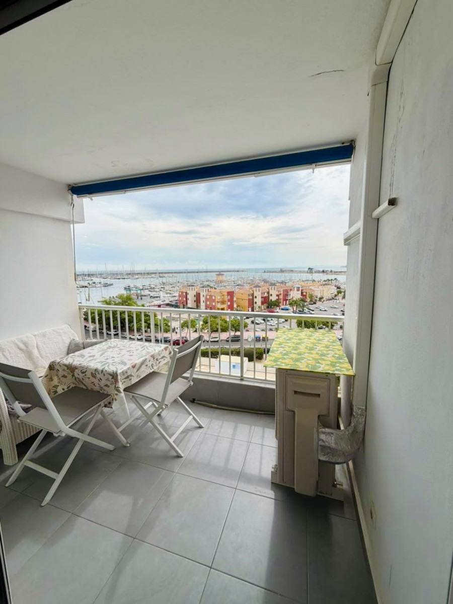 APARTAMENTO REFORMADO EN PRIMERA LÍNEA FRENTE AL PUERTO DEPORTIVO Y LA PLAYA