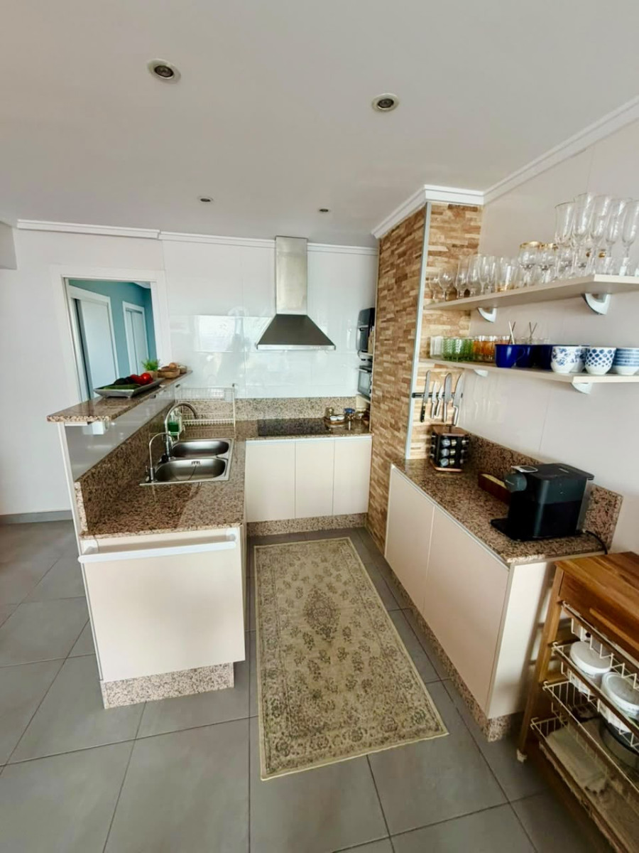 APARTAMENTO REFORMADO EN PRIMERA LÍNEA FRENTE AL PUERTO DEPORTIVO Y LA PLAYA